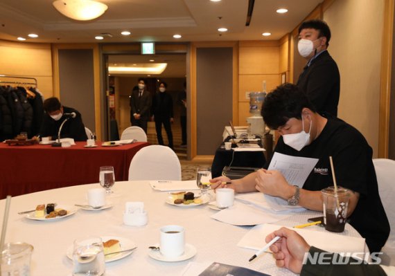 [서울=뉴시스] 박미소 기자 = 이대호(왼쪽) 전 프로야구선수협회장과 NC 양의지 선수가 7일 오전 서울 강남구 리베라호텔에서 열린 한국프로야구선수협회 이사회에 참석해있다. 2020.12.07. misocamera@newsis.com