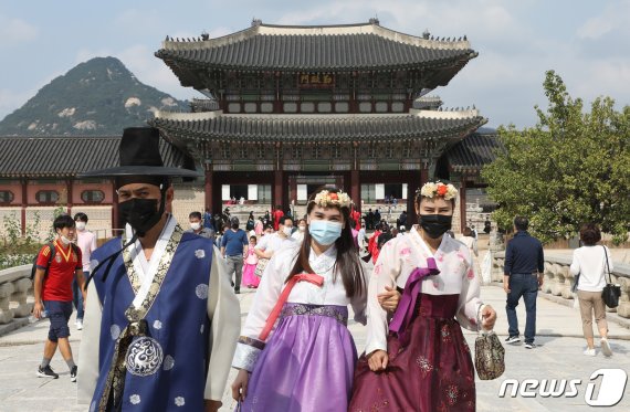 지난 민족대명절 추석인 1일 오후 서울 종로구 경복궁을 찾은 시민들과 외국인들이 궁내를 돌아보며 휴일을 즐기고 있다. 2020.10.1/뉴스1 © News1 송원영 기자