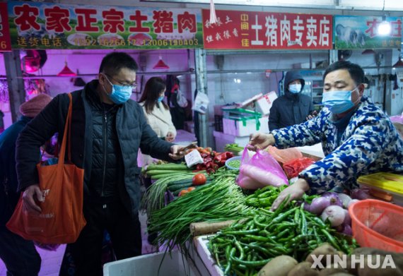중국 후베이성 우한의 한 시장에서 시민들이 야채를 사고 있다.<div id='ad_body2' class='ad_center'></div> 사진=뉴시스