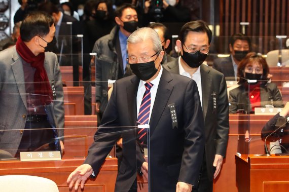 국민의힘 김종인 비상대책위원장과 주호영 원내대표가 8일 국회에서 열린 비상의원총회에 참석하고 있다. 사진=서동일 기자