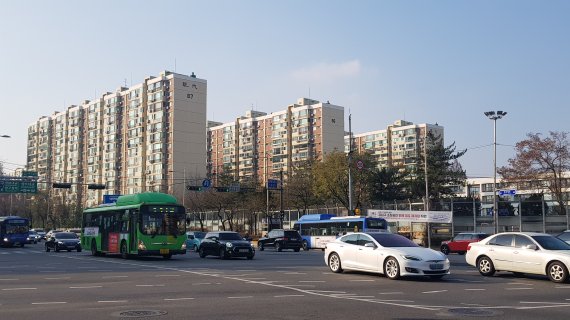서울 강남구 압구정동 현대 아파트 단지 전경. fnDB