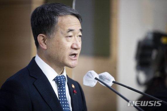 [서울=뉴시스] 김명원 기자 = 박능후 보건복지부 장관이 8일 오전 서울 종로구 정부서울청사 별관에서 신종 코로나바이러스 감염증(코로나19) 백신 도입 계획 브리핑을 하고 있다. (공동취재사진) 2020.12.08. photo@newsis.com