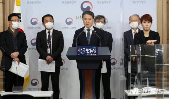 [서울=뉴시스] 김명원 기자 = 박능후 보건복지부 장관이 8일 오전 서울 종로구 정부서울청사 별관에서 신종 코로나바이러스 감염증(코로나19) 백신 도입 계획 브리핑을 하고 있다. (공동취재사진) 2020.12.08. photo@newsis.com