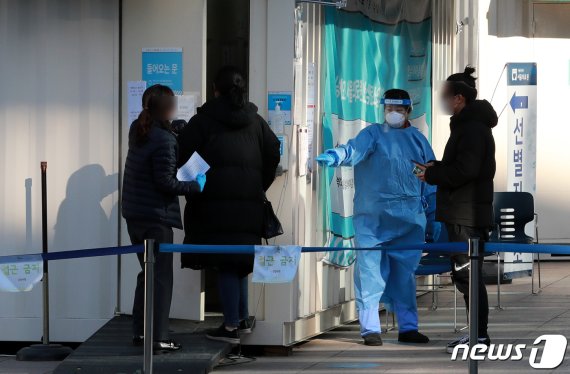 중랑구 서울의료원에 설치된 신종 코로나바이러스 감염증(코로나19) 선별진료소에서 의료진이 검사를 위해 방문한 시민들을 안내하고 있다. 2020.12.8/뉴스1 © News1 구윤성 기자