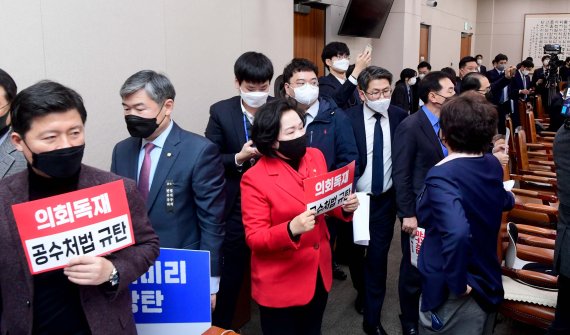 공수처법·상법개정안 밀어붙인 巨與… 野 "입법독재" 반발