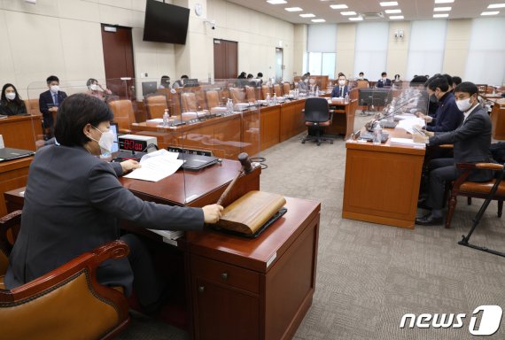 서영교 위원장이 8일 오후 서울 여의도 국회에서 열린 행정안전위원회 전체회의에서 의사봉을 두드리고 있다. 국민의힘 의원들은 이날 더불어민주당의 공수처법 개정안 처리에 반대하며 회의에 불참했다. 2020.12.8/뉴스1 © News1 신웅수 기자 /사진=뉴스1