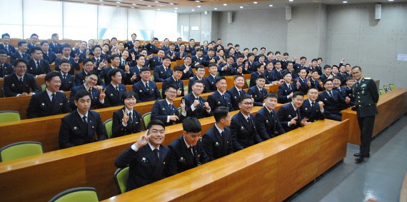 지난해 남영신 대장(오른쪽 서 있는 이)이 군사안보지원사령관 재임 당시 동아대 학군단 후보생 특강을 위해 모교를 방문, 후배들과 기념촬영을 하고 있다. 동아대 제공