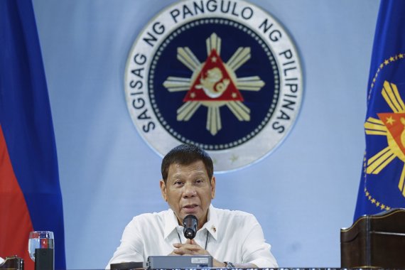 로드리고 두테르테 필리핀 대통령이 지난 7일(현지시간) 마닐라 말라카낭궁에서 열린 전염병 관련 태스크포스 관계자 회의에서 발언하고 있다.AP뉴시스