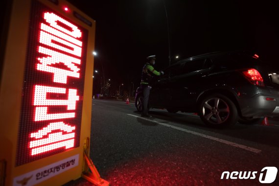 지난 8일 오후 인천시 연수구 국제업무지구역 인근 도로에서 인천지방경찰청 연수경찰서소속 경비교통과 대원들이 연말연시 음주운전 집중단속을 벌이고 있다. / 사진=뉴스1