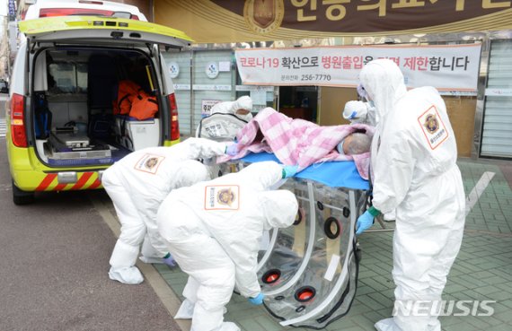 [울산=뉴시스] 배병수 기자 = 신종 코로나바이러스 감염증(코로나19) 확진자가 무더기로 발생한 울산시 남구 모 요양병원 앞에서 8일 오전 소방대원들이 확진자를 구급차로 옮기고 있다. 2020.12.08. photo@newsis.com