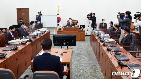 공수처장 후보추천위원회가 지난 11월25일 국회에서 회의를 진행하고 있다. 2020.11.25/뉴스1 © News1 성동훈 기자