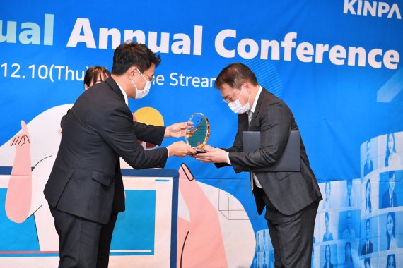 지난 8일 서울 더 스테이트호텔 선유에서 열린 2020 올해의 지식재산경영기업 시상식에서 현대모비스 준법·지식재산실장 최준우 상무(오른쪽)이 김용래 특허청장으로부터 산업통상자원부장관상을 수상하고 있다. 현대모비스 제공