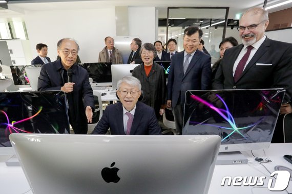 최기영 과학기술정보통신부 장관이 지난해 12월20일 오전 서울 강남구 개포디지털혁신파크에 개소한 '이노베이션 아카데미'에서 학습공간을 둘러보고 있다. (과학기술정보통신부 제공)