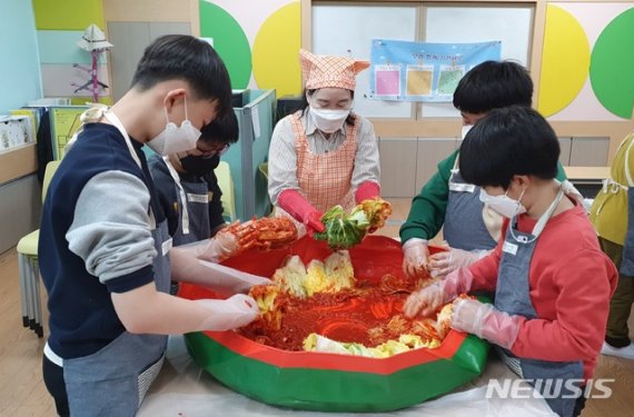 [안동=뉴시스] 김진호 기자 = 안동 송현초등학교 학생들이 지역의 홀로 어른신들께 전달할 김장을 담그고 있다. (사진=송현초등학교 제공) 2020.12.09 photo@newsis.com