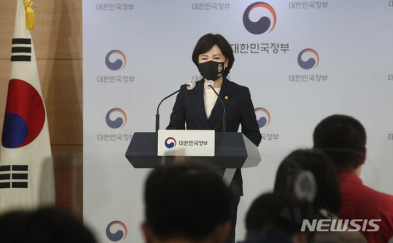 [서울=뉴시스]김명원 기자 = 전현희 국민권익위원장이 20일 오전 서울 종로구 정부서울청사 합동브리핑실에서 공익신고자 보호법 개정 시행 관련 주요내용 브리핑을 하고 있다. 2020.11.20. kmx1105@newsis.com
