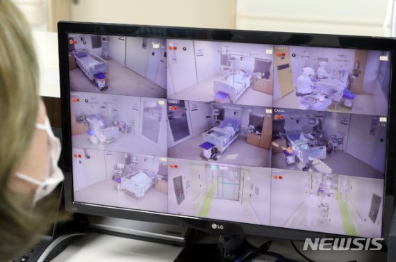 [인천=뉴시스] 이종철 기자 = 국내 신종 코로나바이러스 감염증(코로나19) '3차 대유행'의 기세가 좀체 꺾일 기미를 보이지 않고 병상은 부족한 가운데 9일 인천시 동구 인천의료원 음압격리병동에서 의료진이 병상 모니터를 살피고 있다. 2020.12.09. jc4321@newsis.com