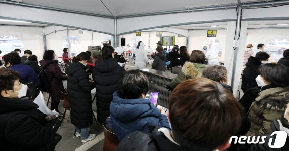 9일 오전 서울 강남구보건소 선별진료소를 찾은 시민들이 검사접수 및 역학조사에 응하고 있다./뉴스1 © News1 김진환 기자