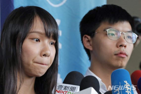 【홍콩=AP/뉴시스】조슈아 웡(오른쪽) 홍콩 데모시스토당 비서장과 아그네스 초우가 30일(현지시간) 홍콩의 한 법원 밖에서 기자회견을 하고 있다.경찰에 체포됐다가 보석으로 풀려난 웡은 "아무리 우리를 체포하고 기소해도, 우리는 계속 싸울 것"이라고 말했다. 2019.08.30.