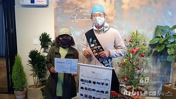 제주올레 완주증을 받은 이세끼 요시야스 주제주 일본국총영사(오른쪽).