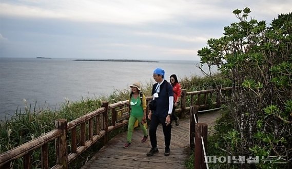 이세끼 요시야스 주제주일본국총영사가 서명숙 제주올레 이사장과 함께 제주 올레 제10 코스를 걷고 있다.