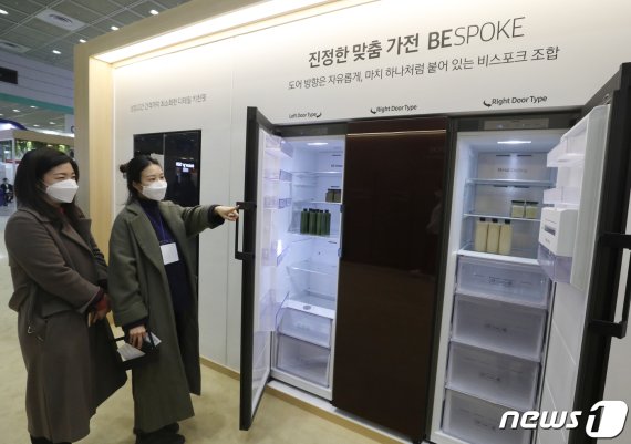 지난해 서울 강남구 코엑스에서 열린 '2020 한국전자전(KES)'에서 삼성전자 부스 찾은 시민들이 맞춤 가전 '비스포크 냉장고'를 살펴보고 있다.