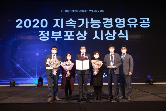 김학빈 한국남동발전 기획관리본부장(왼쪽 세번째)이 9일 서울 드래곤시티에서 열린 2020 지속가능경영유공 정부포상 시상식에서 회사를 대표해 산업부 장관상을 수상한 후 직원들과 함께 기념촬영을 하고 있다. 남동발전 제공