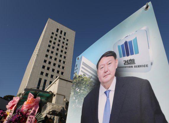 서울 반포대로 대검찰청 정문 앞에 윤 총장 사진과 화환이 세워져 있다. 뉴시스