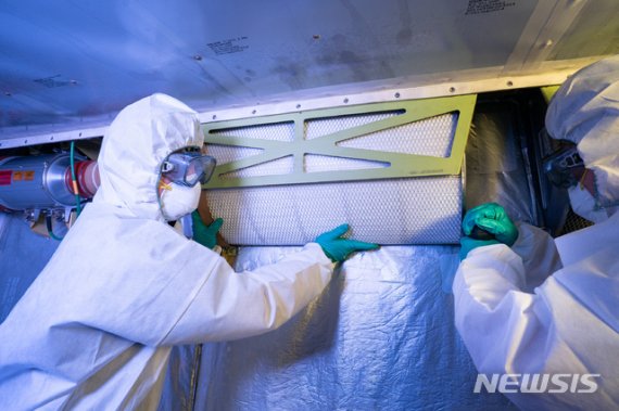 대한항공 직원들이 서울 강서구 공항동 대한항공 본사 격납고에서 보잉 747-8i 항공기 헤파 필터를 교체하고 있다. 대한항공 제공