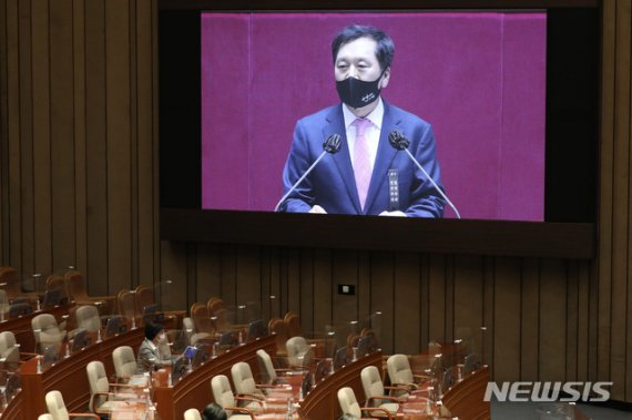 [서울=뉴시스] 김진아 기자 = 추미애 법무부 장관이 9일 서울 여의도 국회에서 열린 본회의에서 국민의힘 김기현 의원의 고위공직자범죄수사처 설치 및 운영에 관한 법률 일부개정법률안(대안)에 대한 무제한 토론(필리버스터)이 진행되는 가운데 ‘내가 검찰을 떠난 이유’ 책을 읽고 있다. (공동취재사진) 2020.12.09. photo@newsis.com