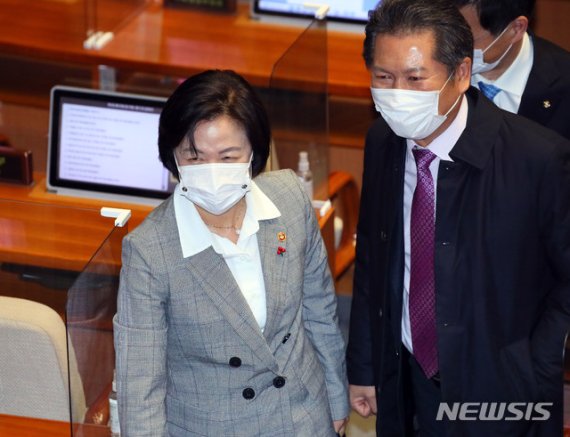 [서울=뉴시스] 김진아 기자 = 추미애 법무부 장관이 10일 자정 서울 여의도 국회에서 열린 본회의에서 고위공직자범죄수사처 설치 및 운영에 관한 법률 일부개정법률안(대안)에 대한 무제한토론이 끝난 뒤 본회의장을 나서고 있다. (공동취재사진) 2020.12.10. photo@newsis.com