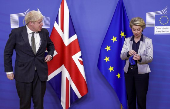 보리스 존슨 영국 총리(왼쪽)가 9일(현지시간) 벨기에 브뤼셀의 유럽연합(EU) 본부에서 우르줄라 폰 데어 라이엔 EU 집행위원장과 사진을 찍고 있다.AP뉴시스