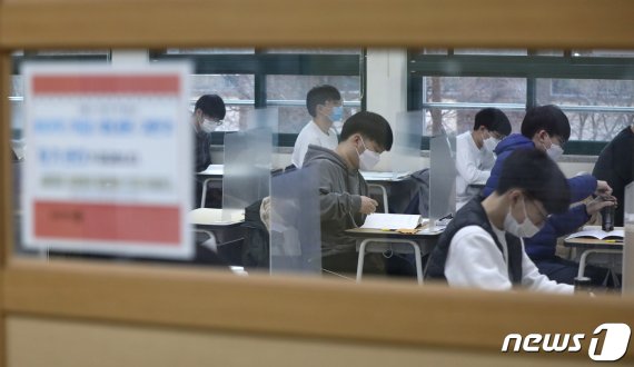 12월3일 2021학년도 대학수학능력시험이 치러진 서울 종로구 경복고등학교 고사장 모습. 코로나19 바이러스를 막기 위해 마스크, 가, 거리두기 등 가능한 방어수단이 모두 동원됐다. © News1 민경석 기자