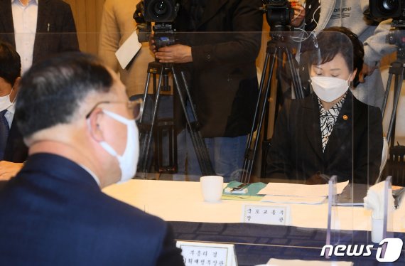 지난 11월 19일 정부서울청사에서 열린 제10차 부동산시장 점검 관계장관회의에 참석한 김현미 국토교통부 장관(앞)과 홍남기 부총리 겸 기획재정부 장관. 이날 정부는 '서민 중산층 주거안정 대책'이라는 24번째 부동산 대책을 내 놓았다. © News1