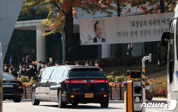 故 이건희 삼성그룹 회장의 영결식이 엄수된 지난 10월 28일 오전 경기도 화성시 삼성전자 화성사업장에 임직원들이 도열한 가운데 고인의 운구차량이 들어서고 있다. 삼성전자 반도체 부분에 깊은 애착을 가졌던 고인은 회사를 세계최고 수준으로 올려 놓았다. © News1