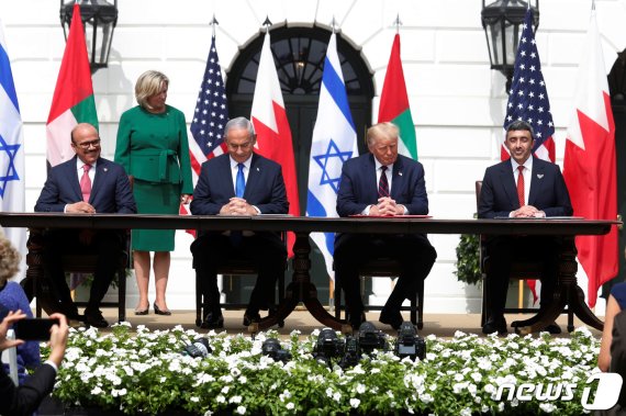 트럼프 대통령과 '아브라함 협정' 서명식에 참석한 관련국 정상 및 외무장관. © 로이터=뉴스1 © News1 우동명 기자
