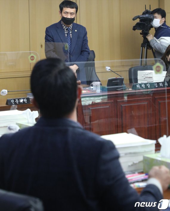 4일 전북 전주시 전북도의회 교육위원회 회의실에서 김희수 교육위위원장과 최영일 부의장이 '최영심 도의원에게 무시 발언을 한 장병익 전북도교육청 부교육감의 사과 형식'과 관련해 논쟁을 벌이고 있다. 2020.12.4/뉴스1 © News1 유경석 기자