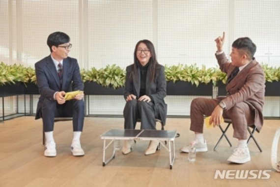 [서울=뉴시스] tvN '유 퀴즈 온더 블럭'에 출연한 김은희 작가. (사진=tvN 제공) 2020.12.10 photo@newsis.com