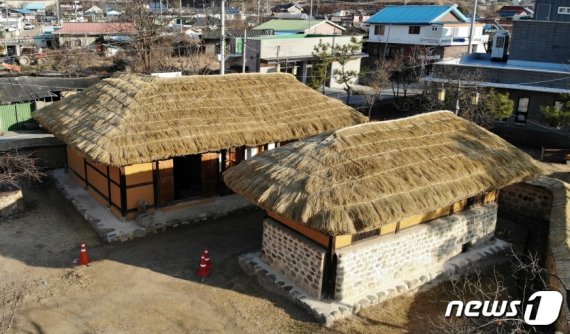 초가지붕 이엉을 새 단장한 충북 옥천의 향수 시인 정지용 생가. (옥천군 제공)© 뉴스1