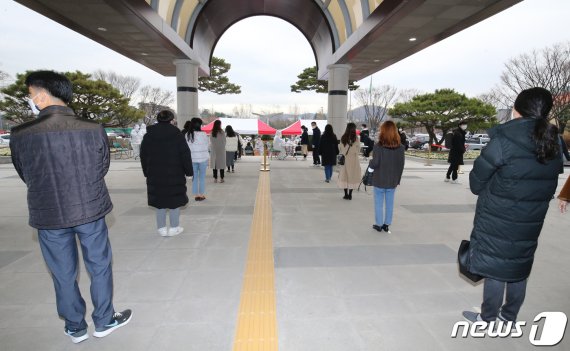대전 유성구청 간부 공무원이 신종 코로나바이러스 감염증(코로나19) 확진 판정을 받은 10일 오전 유성구청에 마련된 선별진료소에서 직원들이 코로나19 검사를 받기 위해 기다리고 있다. 2020.12/10/뉴스1 © News1 김기태 기자