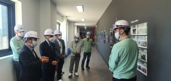 한국가스안전공사 직원들이 지난 6월 충남 공주의 반도체 소재 생산업체 솔브레인을 방문해 업체 관계자들과 현장 애로사항 및 화학물질 신속검사 지원을 협의하는 모습. 가스안전공사 제공