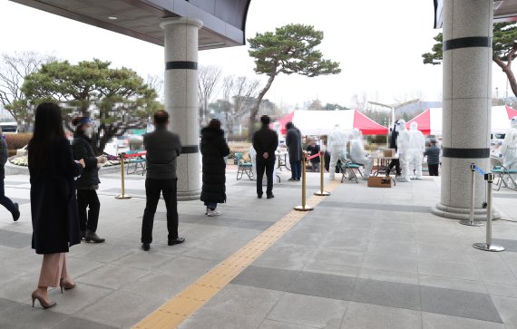 10일 오전 대전 유성구청 직원들이 구청 앞마당에 설치된 선별진료소에서 코로나19 검사를 받기 위해 줄을 서 있다.