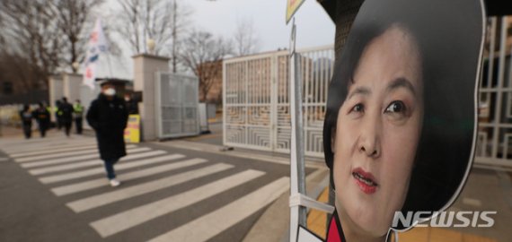[과천=뉴시스] 조수정 기자 = 윤석열 검찰총장 징계위원회가 열리는 10일 오전 과천 법무부 청사 앞에서 추미애 법무부 장관의 사진앞으로 시민들이 오가고 있다. 2020.12.10. chocrystal@newsis.com