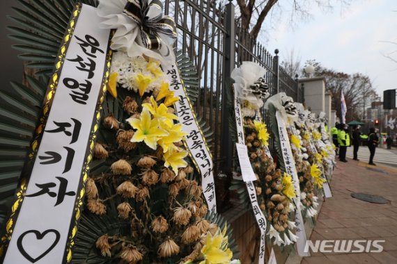[과천=뉴시스] 조수정 기자 = 윤석열 검찰총장 징계위원회가 열리는 10일 오전 과천 법무부 청사 앞에서 근조화환이 세워져 있다. 2020.12.10. chocrystal@newsis.com