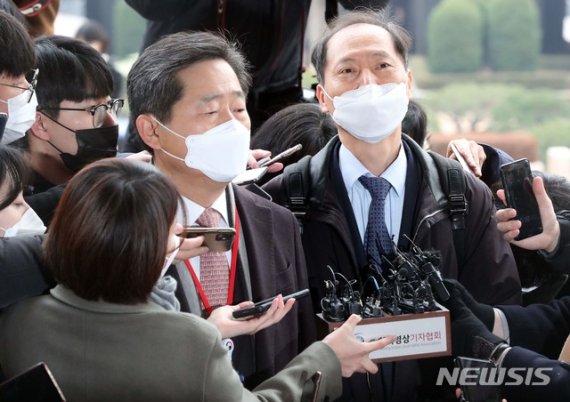 [과천=뉴시스]조수정 기자 = 10일 오전 경기도 과천 정부과천청사에서 윤석열 검찰총장의 변호를 맡은 이석웅 변호사(왼쪽)와 이완규 변호사가 입장하고 있다. 이날 윤석열 검찰총장에 대한 징계 여부와 수위를 결정할 징계위가 열린다. 2020.12.10. (공동취재사진) photo@newsis.com