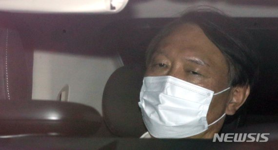 [서울=뉴시스] 이윤청 기자 = 윤석열 검찰총장에 대한 징계 여부를 논의하는 법무부 검사징계위원회가 열리는 10일 윤석열 검찰총장이 서울 서초구 대검찰청으로 출근하고 있다. 윤 총장은 이날 징계위에 참석하지 않기로 했다. 2020.12.10. radiohead@newsis.com