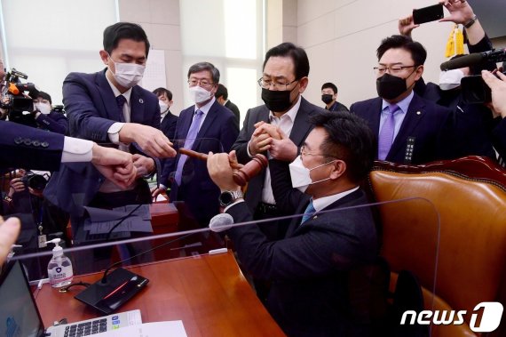 지난 8일 서울 여의도 국회에서 열린 법제사법위원회 전체회의에서 고위공직자범죄수사처(공수처)법 개정안 통과를 위해 윤호중 위원장이 의사봉을 두드리려 하자 주호영 국민의힘 원내대표가 저지하고 있다. /뉴스1 © News1 신웅수 기자