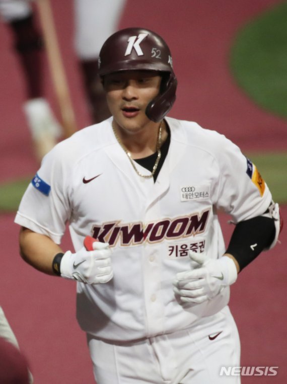 [서울=뉴시스] 고범준 기자 = 7일 오후 서울 구로구 고척스카이돔에서 열린 2020 KBO리그 키움 히어로즈와 NC 다이노스의 경기, 5회말 2사 키움 김하성이 홈런을 치고 기뻐하고 있다. 2020.10.07. bjko@newsis.com