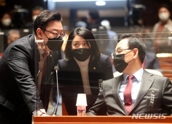 [서울=뉴시스] 김진아 기자 = 국민의힘 주호영 원내대표가 9일 서울 여의도 국회에서 열린 비상의원총회에서 총회 시작 전 김성원 원내수석부대표, 배현진 원내대편인과 대화하고 있다. (공동취재사진) 2020.12.09. photo@newsis.com
