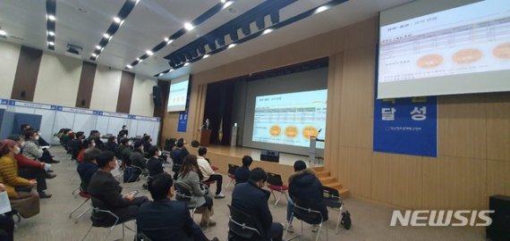 전남창조경제혁신센터의 '우수상품 품평·상담회'가 10일 여수세계박람회장에서 열리고 있다.