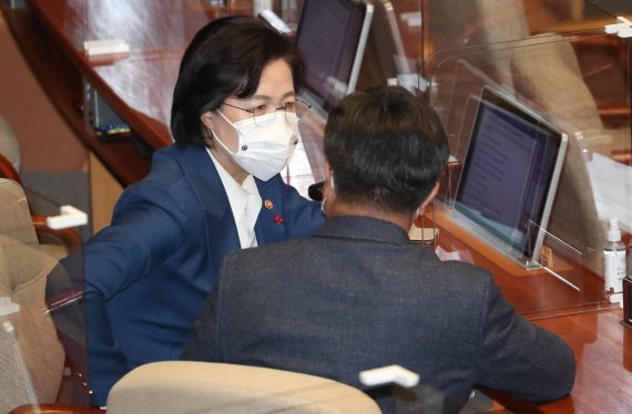 윤호중 법사위원장이 10일 오후 국회 본회의장에서 추미애 법무부 장관 자리로 찾아가 이야기를 나누고 있다. 사진=서동일 기자